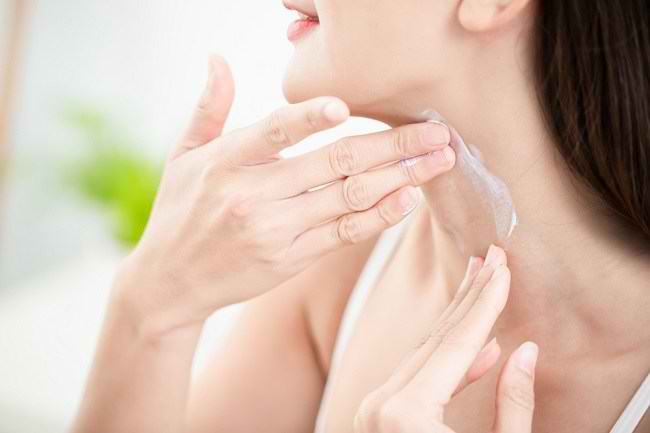 Cunoașteți 4 ingrediente naturale pentru albirea pielii gâtului