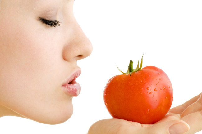 Dit is een praktische manier om de voordelen van tomaten voor het gezicht te krijgen
