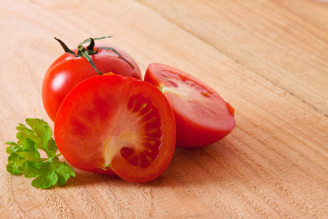 Ontdek hier hoe gemakkelijk het is om van acne af te komen met tomaten