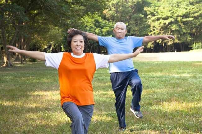 Acestea sunt mișcări de gimnastică pentru vârstnici care ajută corpul să rămână în formă
