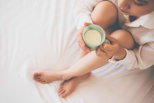 Fakta om fördelarna med att dricka mjölk före sänggåendet
