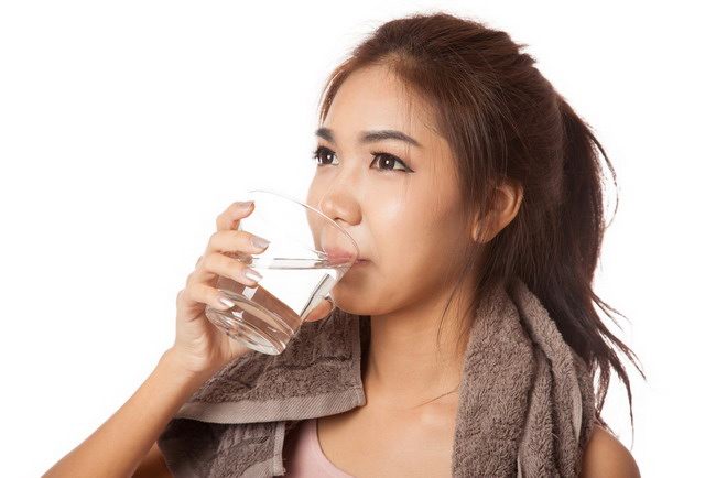 Myter och fakta relaterade till fördelarna med att dricka varmt vatten