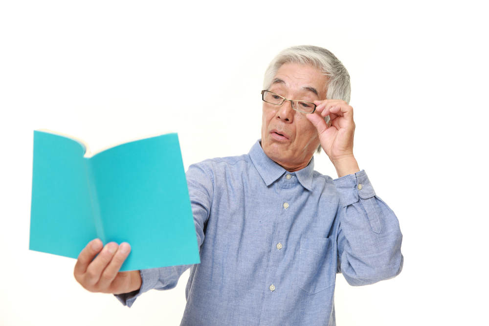 Alegerea ochelarilor de lectură pentru bătrânii suferinzi de ochi