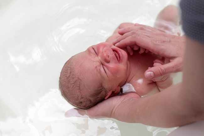 신생아는 언제 목욕할 수 있나요?