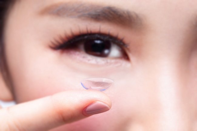 콘택트 렌즈로 눈이 편안하고 자유롭게 움직일 수 있습니다.