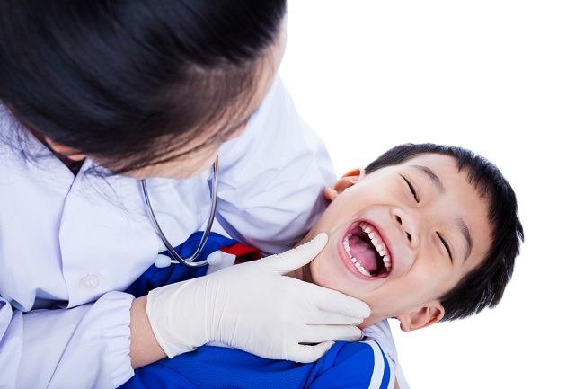 이것이 어린이의 첫 치과 치료를 위해 의사가 하는 일입니다.