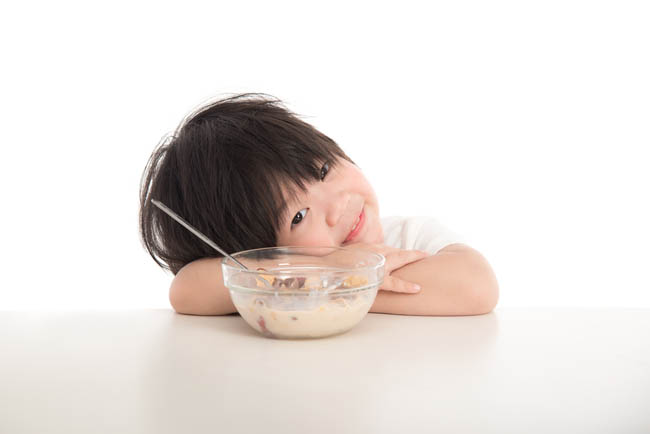 어린이의 두뇌 발달을 지원하는 건강한 아침 식사의 이점