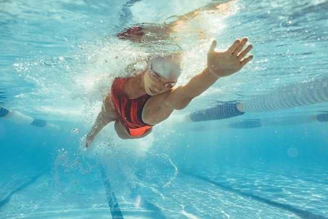 Kennen Sie die Arten und Vorteile von Wassersport bei Arthritis