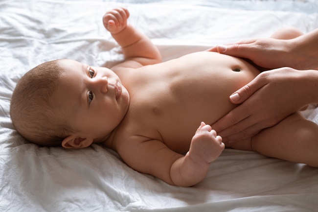 Bebisens mage utspänd, är det normalt?