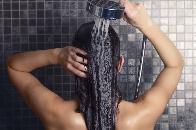 Kvinnor som har mens får inte tvätta håret: Myt eller fakta?