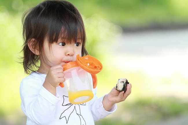 Regler och riktlinjer för användning av Sippy Cup hos småbarn