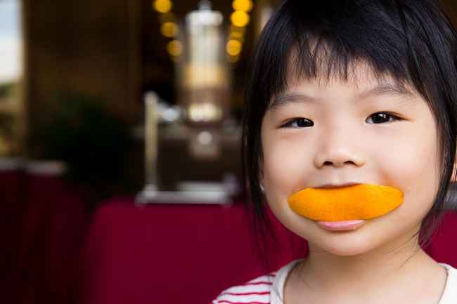 Een reeks voordelen van sinaasappels voor de gezondheid van kinderen