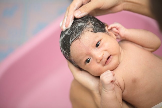 ¿Pueden los bebés bañarse cuando tienen fiebre?