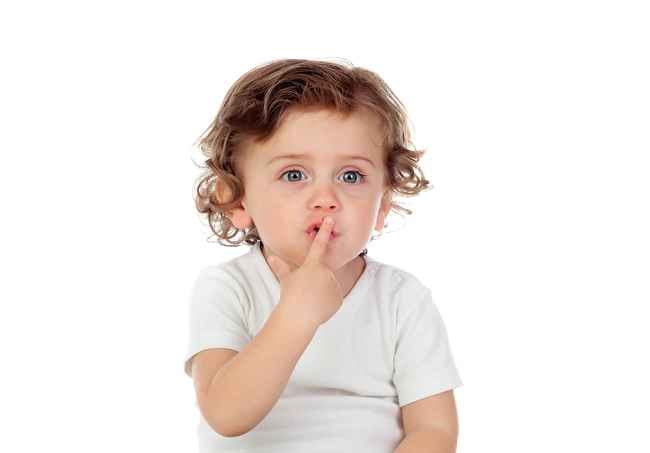 어린이의 건조한 입술을 극복하는 4가지 쉬운 방법