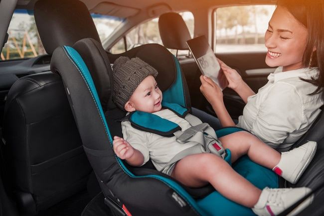 아기와 함께 안전한 운전을 위한 유아용 카시트의 중요성