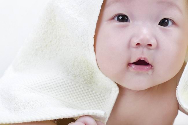 아기가 침을 많이 흘리는 것은 정상입니까?