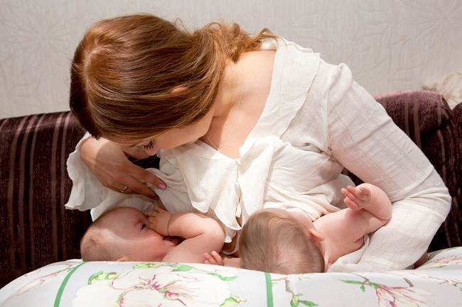 엄마들이여, 한 번에 두 자녀에게 수유를 하거나 모유 수유를 하기 위한 6가지 성공적인 팁입니다.