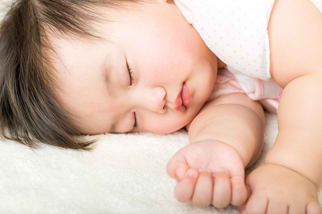 야간 목욕의 나쁜 영향은 신화에 불과하며 아기가 더 쉽게 잠들 수 있도록 합니다.