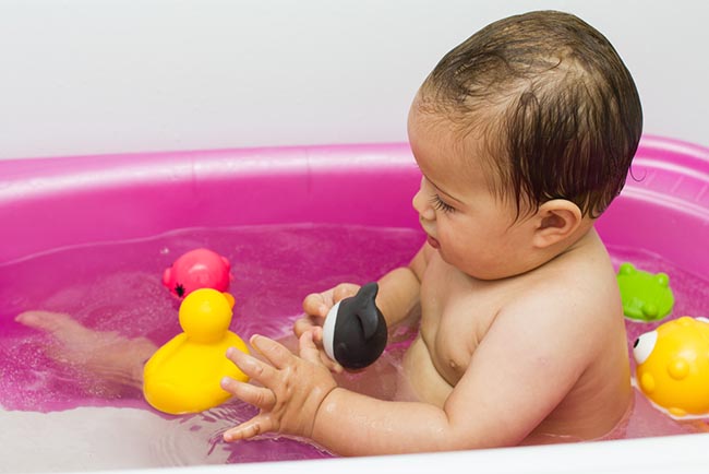 아기를 목욕시키기에 이상적인 시간 알아보기
