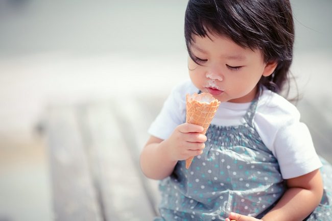 아기가 아이스크림을 먹을 수 있습니까?