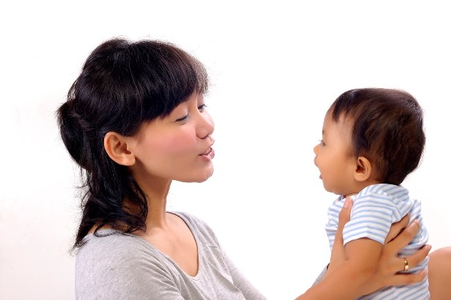 아기와 의사 소통하는 방법의 중요성 및 방법