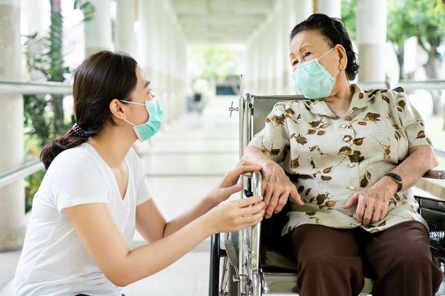 COVID-19 전염병 동안 집에서 노인을 돌보는 방법은 다음과 같습니다.