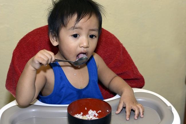 아이들은 언제부터 혼자 먹는 법을 배우기 시작합니까?
