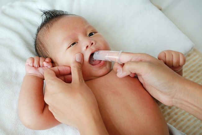 만세, 아기가 젖니! 이것은 그의 치아 관리를 위한 팁입니다.