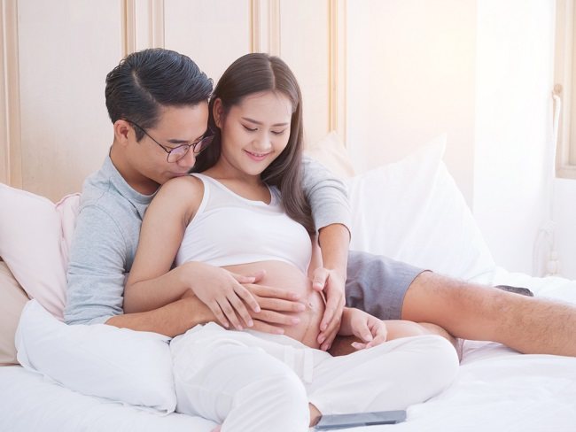 임신 중 정자를 삼키는 것이 실제로 수축을 유발합니까?