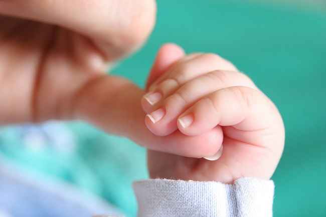 엄마, 이것은 아기의 손톱과 손가락 건강을 돌보는 안전한 방법입니다.