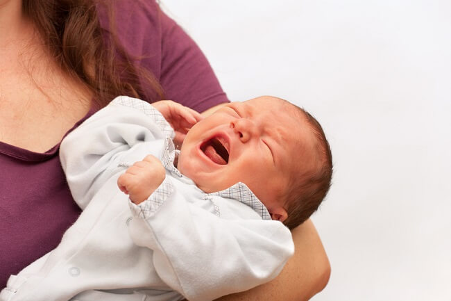아기의 모유 수유 어려움은 혀 묶음으로 인해 발생할 수 있습니다. 이를 극복하는 방법은 다음과 같습니다.