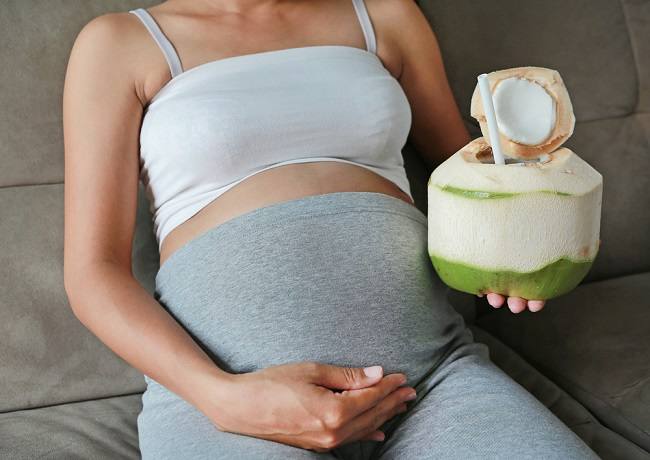 Consumul de apă de cocos în timpul sarcinii îi face pe copii să se nască curați și albi, într-adevăr?