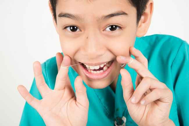 Cunoașteți beneficiile și cum să învățați copiilor utilizarea aței dentare