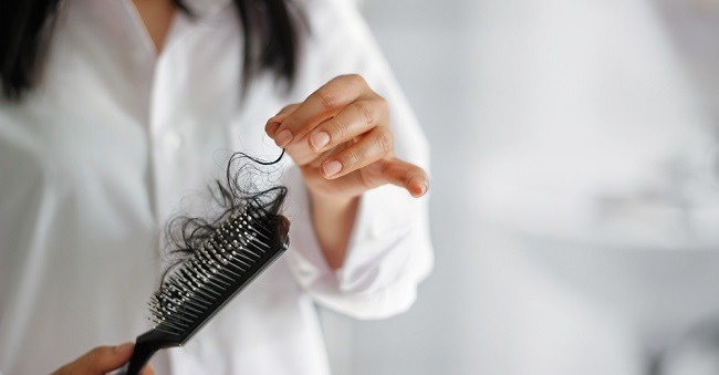 Tipps zur Überwindung von Haarausfall nach der Geburt
