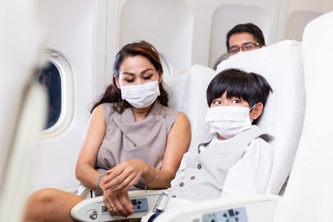 팬데믹 기간 동안 어린이를 비행기에 태워도 안전합니까?