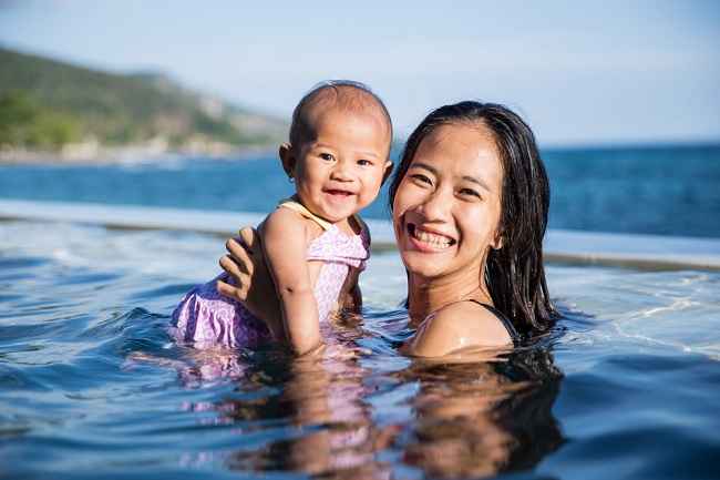 사랑하는 아기와 함께 안전한 수영을 위한 6가지 팁