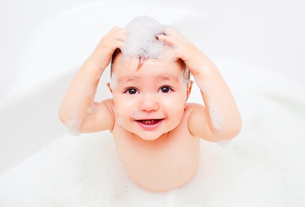 거품 목욕으로 아기를 위한 즐거운 목욕을 위한 팁