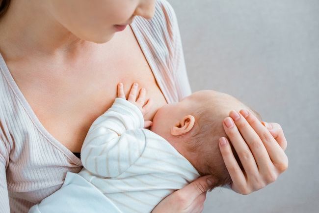아기가 젖니가 있을 때 편안한 모유 수유를 위한 4가지 팁