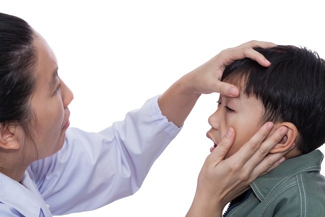 Diverse cauze ale ochilor umflați la copii și cum să o depășești