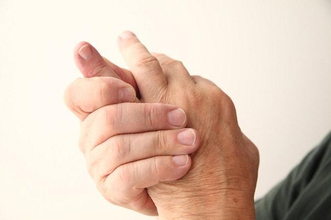 종종 손가락이 따끔 거림을 느끼며 당뇨병의 징후를 조심하십시오.