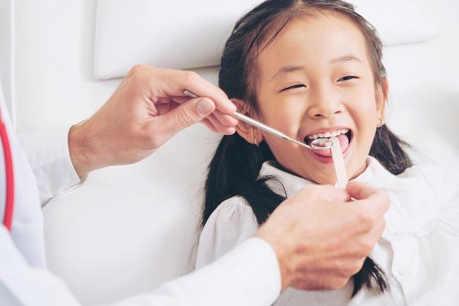 충치 예방을 위한 어린이 치아의 불소 치료의 중요성