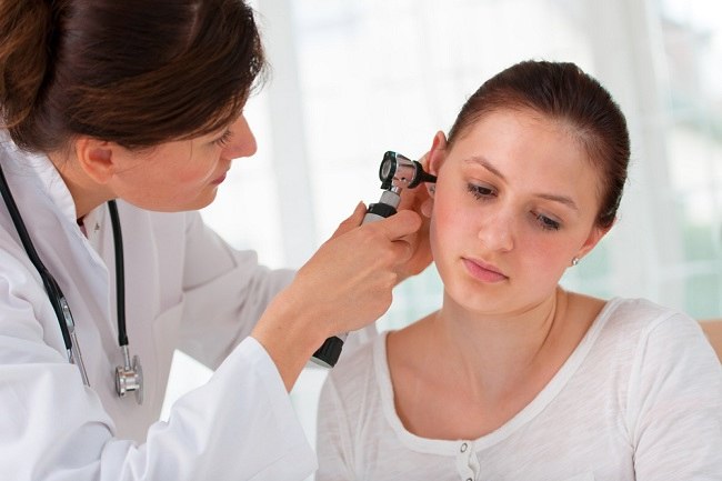 Varias opciones de medicamentos para la picazón en el oído debido a la otitis externa