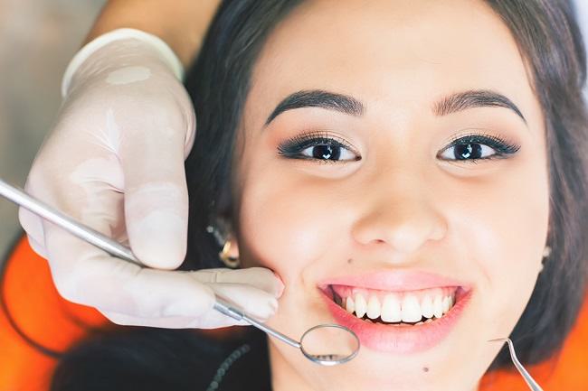 Poznaj różne przyczyny i jak pozbyć się żółtych zębów