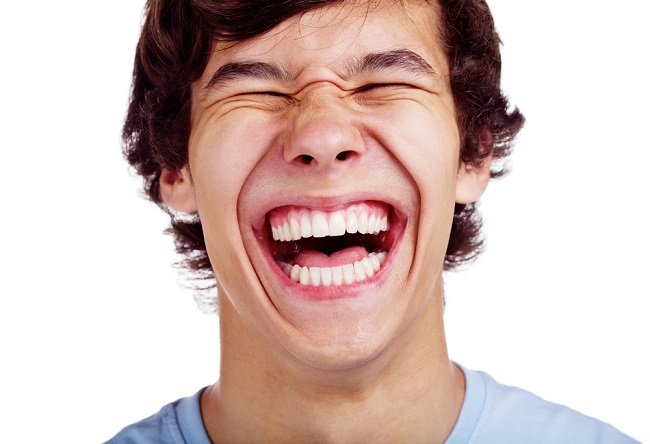 Poznaj afekt pseudobulbarski, stan, który sprawia, że ​​śmiejesz się, nie zdając sobie z tego sprawy
