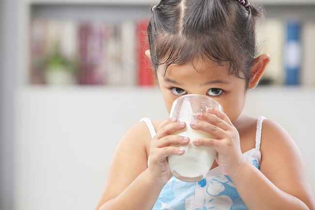 아이들이 우유를 너무 많이 마시게 하지 마십시오. 이것은 위험합니다!