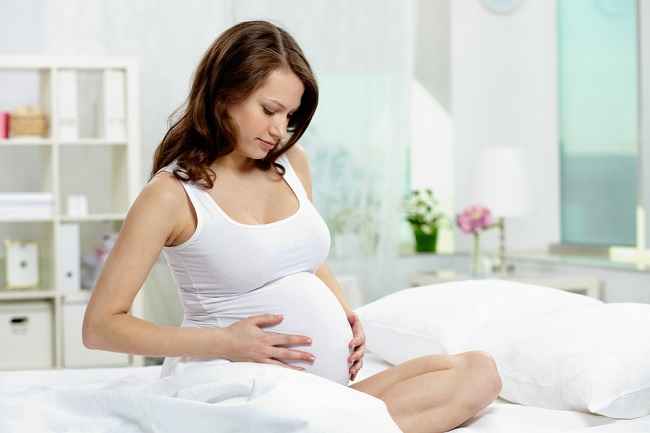 Herken de oorzaken en manieren om navelpijn bij zwangere vrouwen te overwinnen