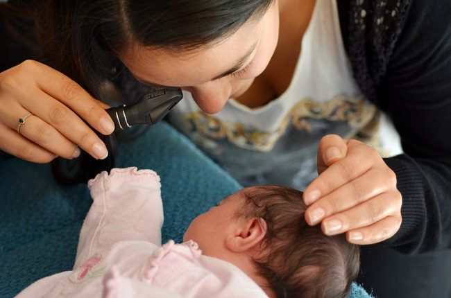 아기와 어린이의 백내장을 인식하고 치료하는 방법