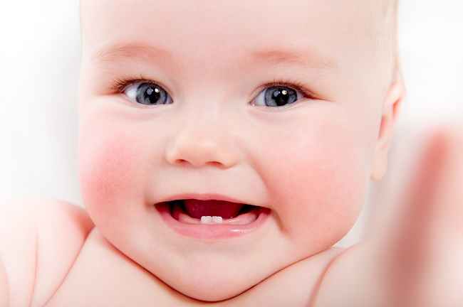 Är det normalt att en nyfödd har tänder?